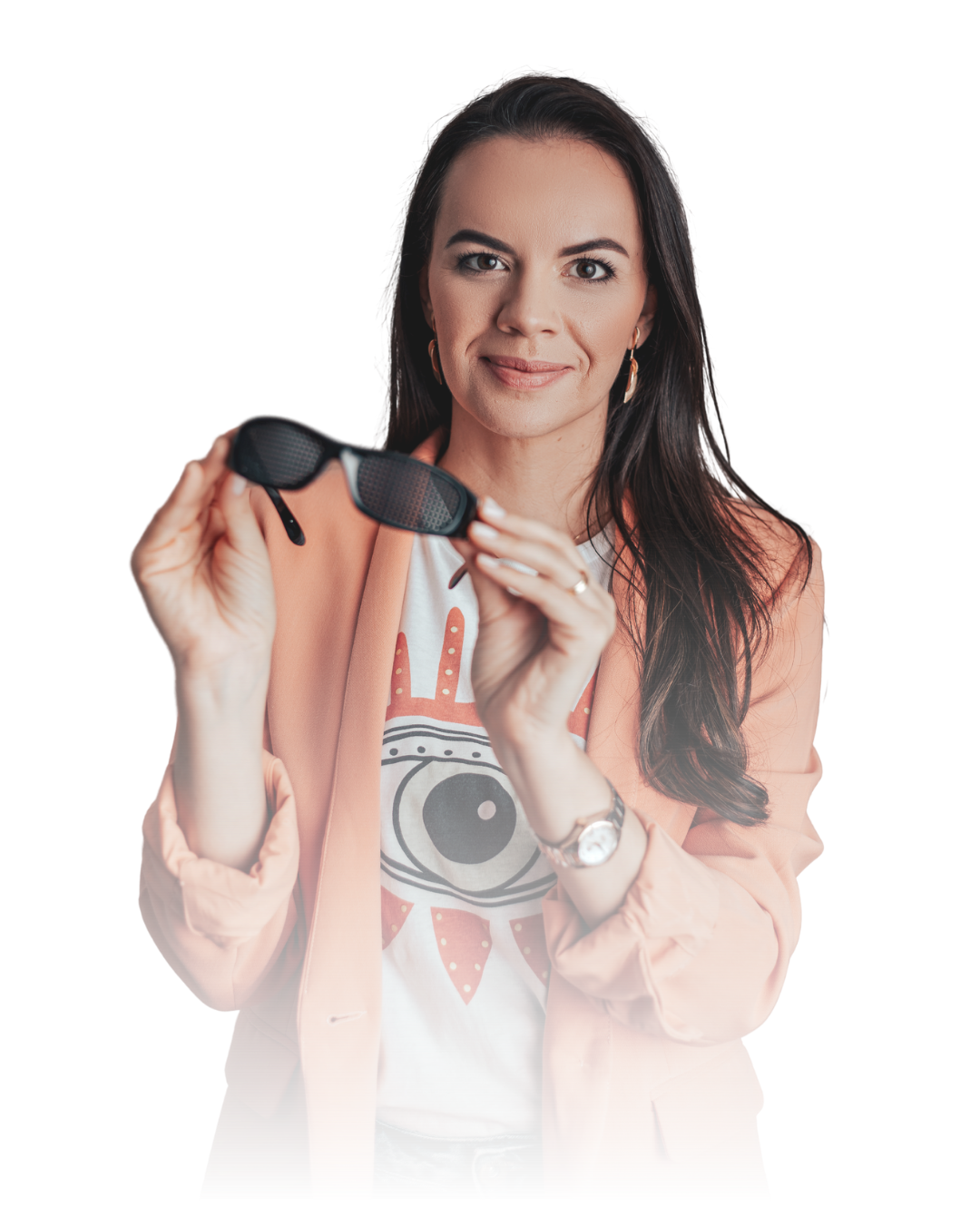 Mulher segurando óculos furadinho